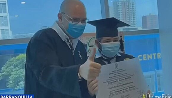 El gesto viral de un rector con un alumno con leucemia: celebró su graduación en el hospital donde estaba internado. (Foto: Noticias Caracol / YouTube)