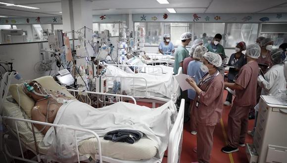 Brasil: Personal médico trabaja en la UCI del Hospital de M'Boi Mirim, en un suburbio de Sao Paulo, que está llena de pacientes de coronavirus covid-19. (EFE/FERNANDO BIZERRA).