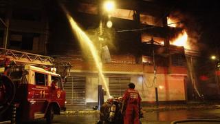 Rímac: controlan incendio en edificio de la Av. Los Próceres