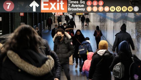La gente camina por una estación de metro en Manhattan el 19 de enero de 2022 en la ciudad de Nueva York. (Foto: Spencer Platt/Getty Images/AFP).