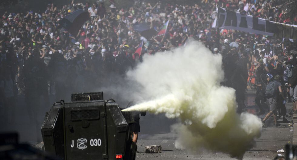 La policía trata de disolver una manifestación en Santiago. (Photo by Martin BERNETTI / AFP).