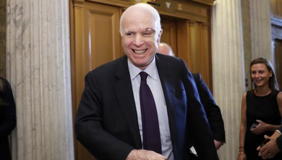 John McCain le bajó el pulgar a la reforma de salud del presidente Donald Trump en el Senado de Estados Unidos. (Foto: AP)