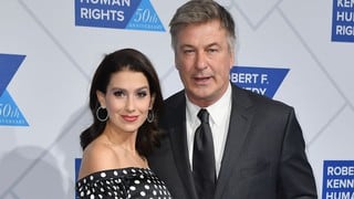 Alec Baldwin: Esposa confiesa que la muerte de la fotógrafa Halyna Hutchins “atormenta” al actor