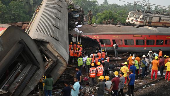 Los equipos de rescate se reúnen alrededor de los vagones dañados en el lugar del accidente de una colisión de tres trenes cerca de Balasore, a unos 200 km (125 millas) de la capital del estado, Bhubaneswar, en el estado oriental de Odisha, el 3 de junio de 2023. (Foto de DIBYANGSHU SARKAR / AFP)