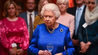 Por qué la reina Isabel II tiene relojes que están cinco minutos adelantados