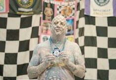 Consigue inusual récord Guinness: es el hombre con más cuadrados tatuados en el cuerpo