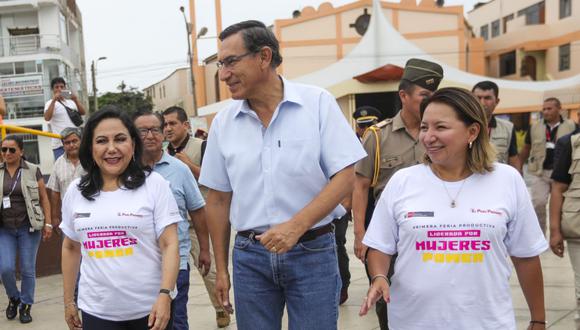 El presidente Martín Vizcarra participa de la inauguración de la feria Perú Produce Mujer 2020, acompañado de su ministra de la Mujer, Gloria Montenegro, y de la titular de Produce, Rocío Barrios, el pasado domingo 8 de marzo. (Foto: Sepres).