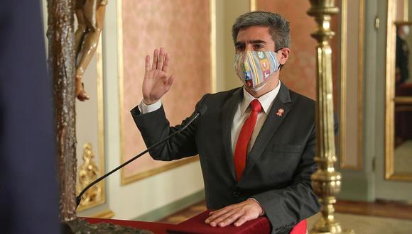 Alejandro Neyra juró ante Martín Vizcarra con una mascarilla decorada. Fue ratificado como Ministro de Cultura. (Foto: Presidencia de la República)