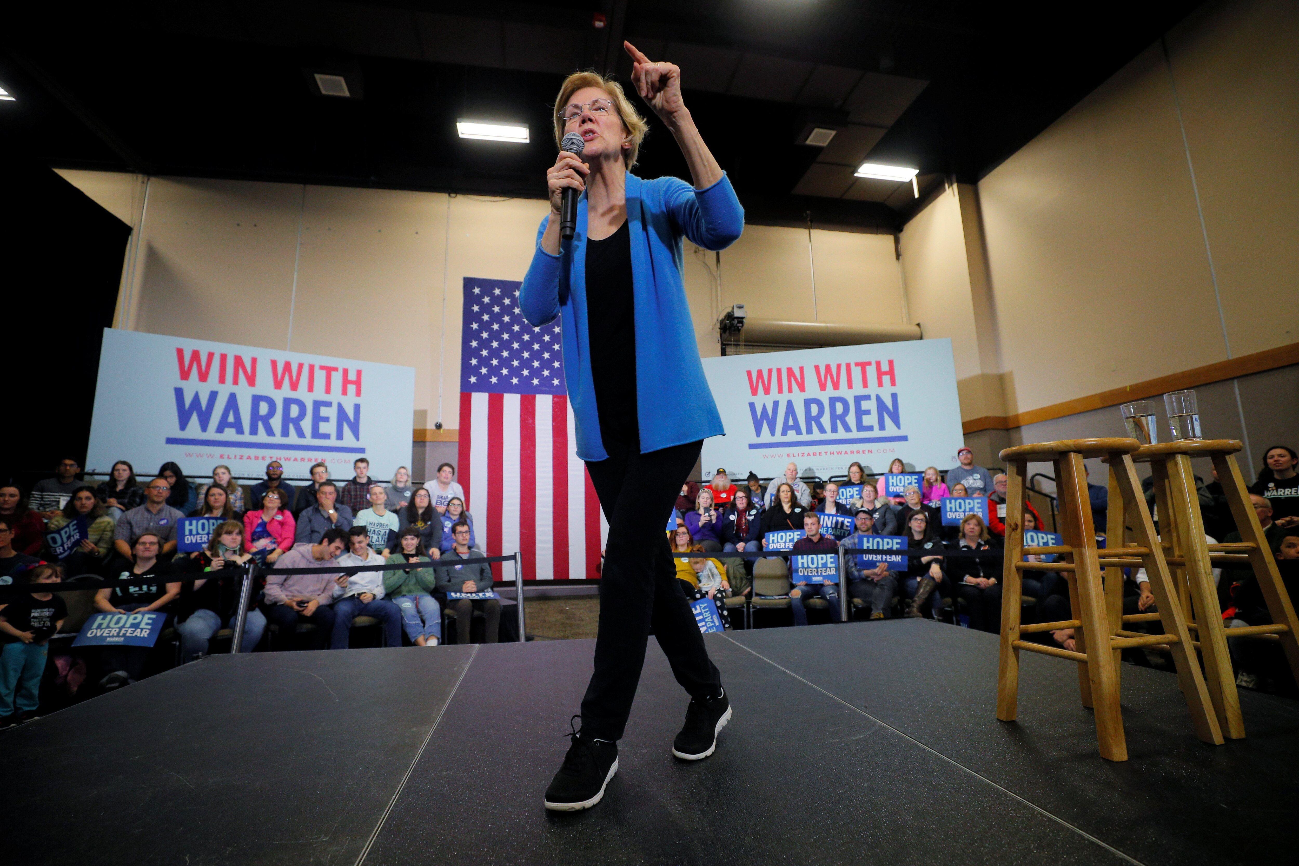 La candidata Elizabeth Warren hace campaña en Iowa. (REUTERS/Brian Snyder).