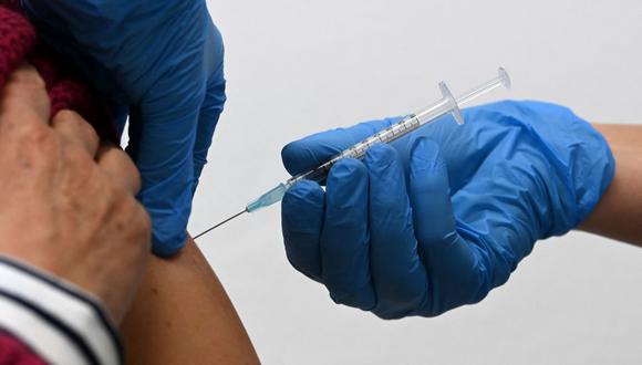 El hombre habría visitado distintos centros de vacunación en Nueva Zelanda luego que varias personas le pagaran para que le administren las inyecciones. (Foto: Christof STACHE / AFP).