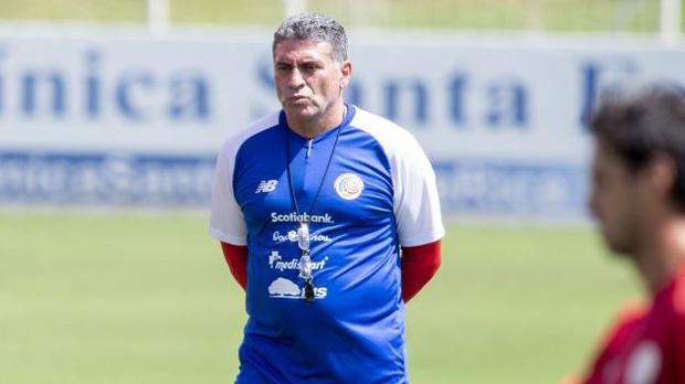 Luis Fernando Suárez en el entrenamiento de Costa Rica para el partido de repechaje. (Foto: AFP)