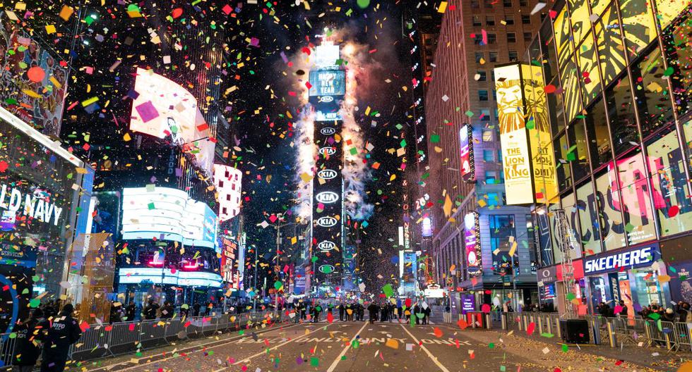 En esta foto de archivo tomada el 1 de enero de 2021, el confeti vuela en el aire en un Times Square casi vacío para la víspera de Año Nuevo en la ciudad de Nueva York. (COREY SIPKIN / AFP).