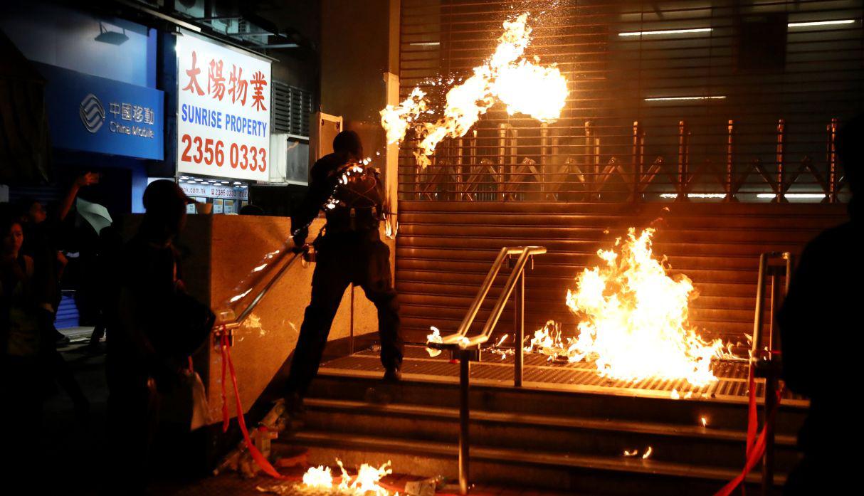 Las fuerzas de seguridad han replicado sin miramientos ante unos manifestantes que hicieron frecuente uso de cócteles molotov y toda clase de proyectiles. (Foto: AFP)