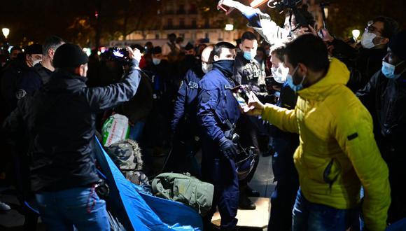Un periodista, que se había identificado como tal, también fue inmovilizado en el suelo y golpeado con una porra cuando grababa la escena durante un desalojo de migrantes en Francia. (Foto: MARTIN BUREAU / AFP)