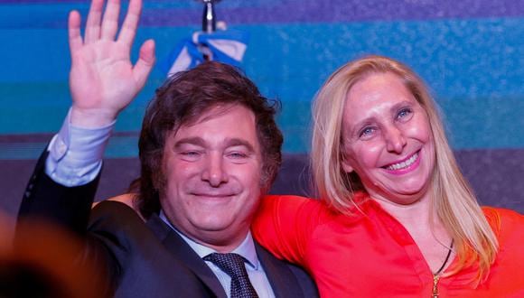 El presidente electo de Argentina, Javier Milei, celebra junto a su hermana y jefa de campaña, Karina Milei, tras conocer los resultados que le dieron como ganador del balotaje. (EFE/ Juan Ignacio Roncoroni).