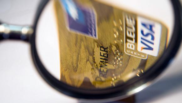 Con la tarjeta de crédito puedes usar el dinero que el banco te presta y después devolverlo (Foto: Alain Jocard / AFP)
