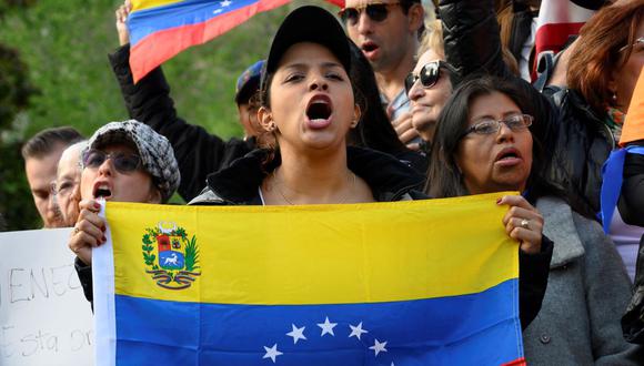 Una mujer sostiene una bandera de Venezuela durante una protesta en Nueva York, Estados Unidos, para exigir democracia en su país el 30 de abril de 2019. (DON EMMERT / AFP).