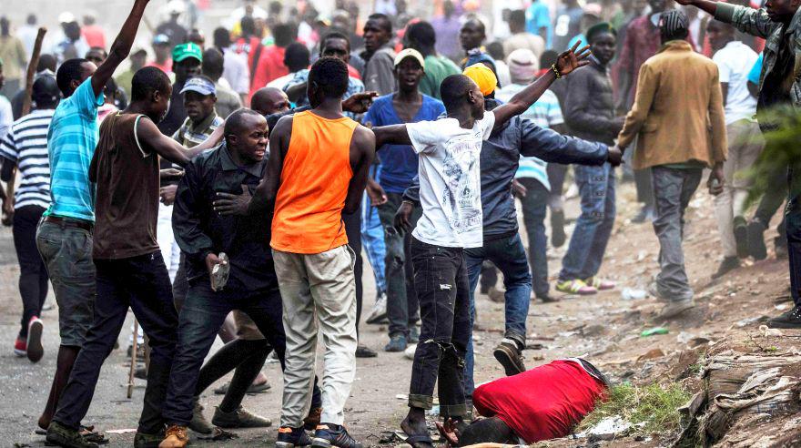 Violentos enfrentamientos se produjeron este domingo en un sector pobre de los suburbios de Nairobi entre miembros de la etnia kikuyu, del presidente Uhuru Kenyatta, e integrantes de la etnia luo, de los partidarios del opositor Raila Odinga, constató un fotógrafo de la AFP en Kenia. (Foto: AFP)