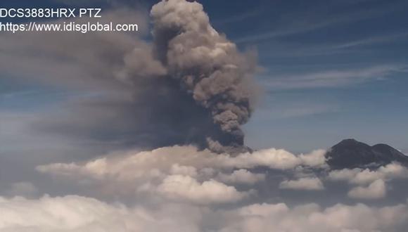 El volcán de Fuego, el más activo de Centroamérica, inicia su etapa de erupción el 4 de mayo de 2023, en Guatemala. (Captura de Twitter @volcaholic1)