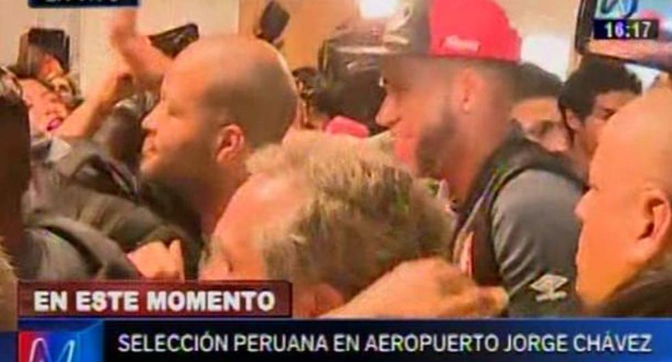 Pedro Gallese no pudo con el tumulto de gente que estuvo tras la selección peruana. (Foto: Captura Canal N)
