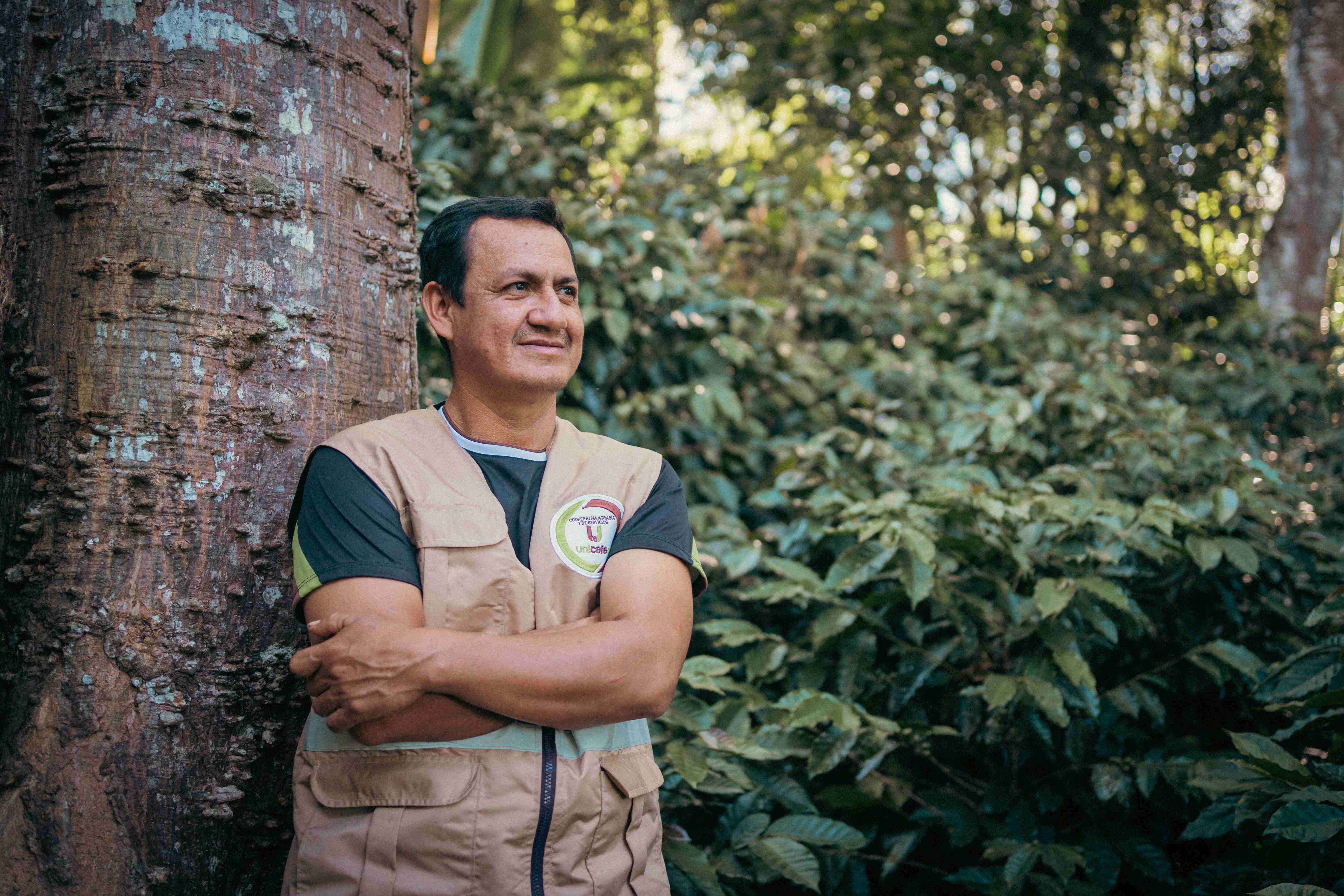 Luis Villegas es un caficultor que ha integrado la preservación de árboles en su finca y que produce abono orgánico para reducir su huella de carbono. (Foto: Rikolto)