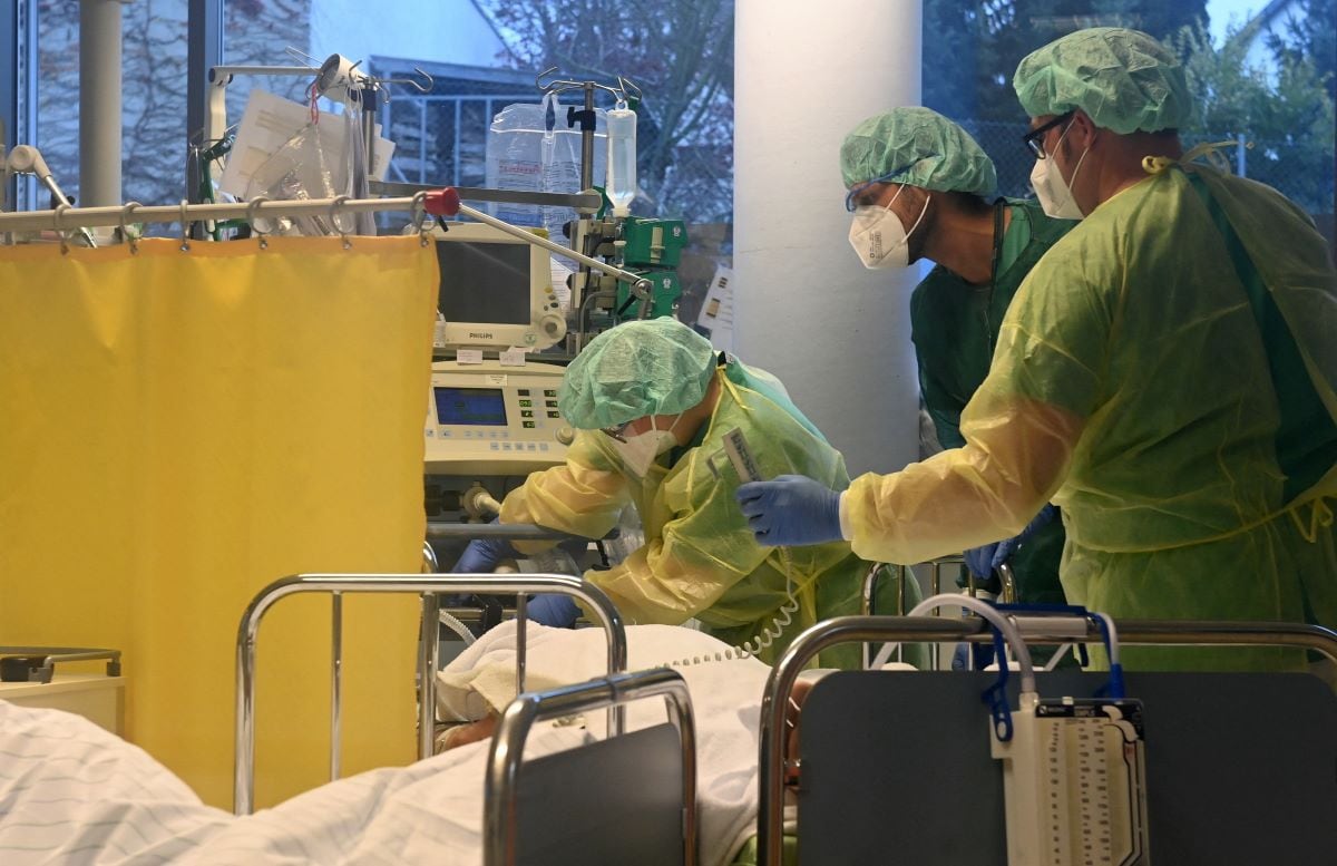 Medical staff work in the intensive care unit with Covid-19 patients at a hospital in Freising near Munich, southern Germany, on November 16, 2021. (Christof STACHE / AFP).