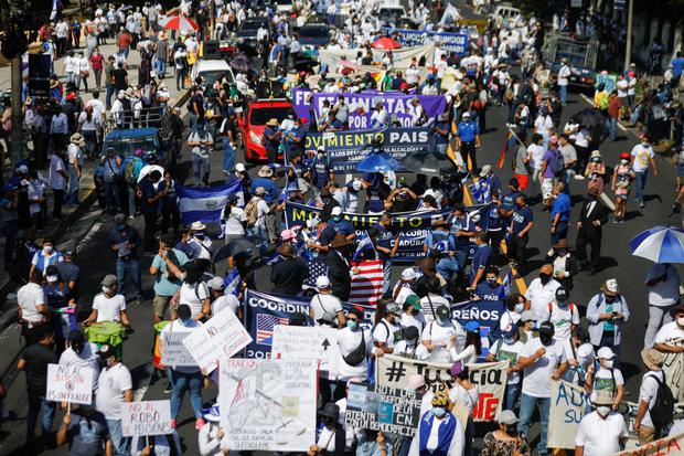 People participate in a protest against the actions of the government of the President of El Salvador, Nayib Bukele, such as the use of bitcoin and legal reforms to extend his mandate, in San Salvador, El Salvador.  (Photo: REUTERS / Jose Cabezas). 

