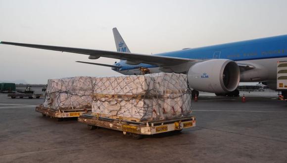 El cargamento llegó al Perú cerca de la 7 p.m. (Foto: Ministerio de Salud/Twitter)