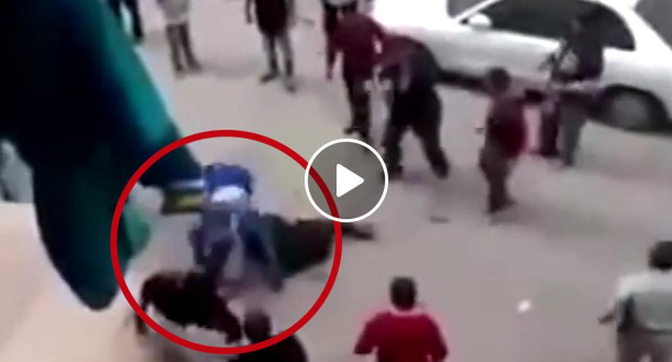 YouTube nos muestra que este hombre que estuvo a punto de decapitar a una mujer fue capturado por todos los vecinos de la cuadra. (Foto: captura)