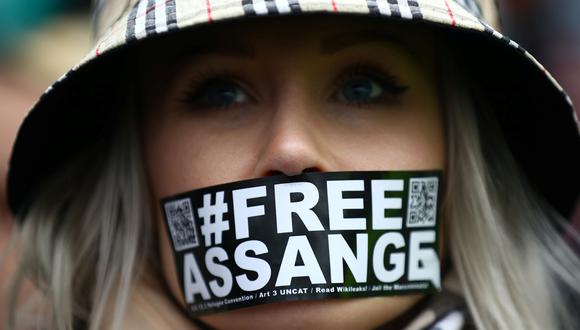 Una mujer pide la liberación del fundador de WikiLeaks, Julian Assange, en las afueras de Woolwich Crown Court. (REUTERS / Hannah Mckay).