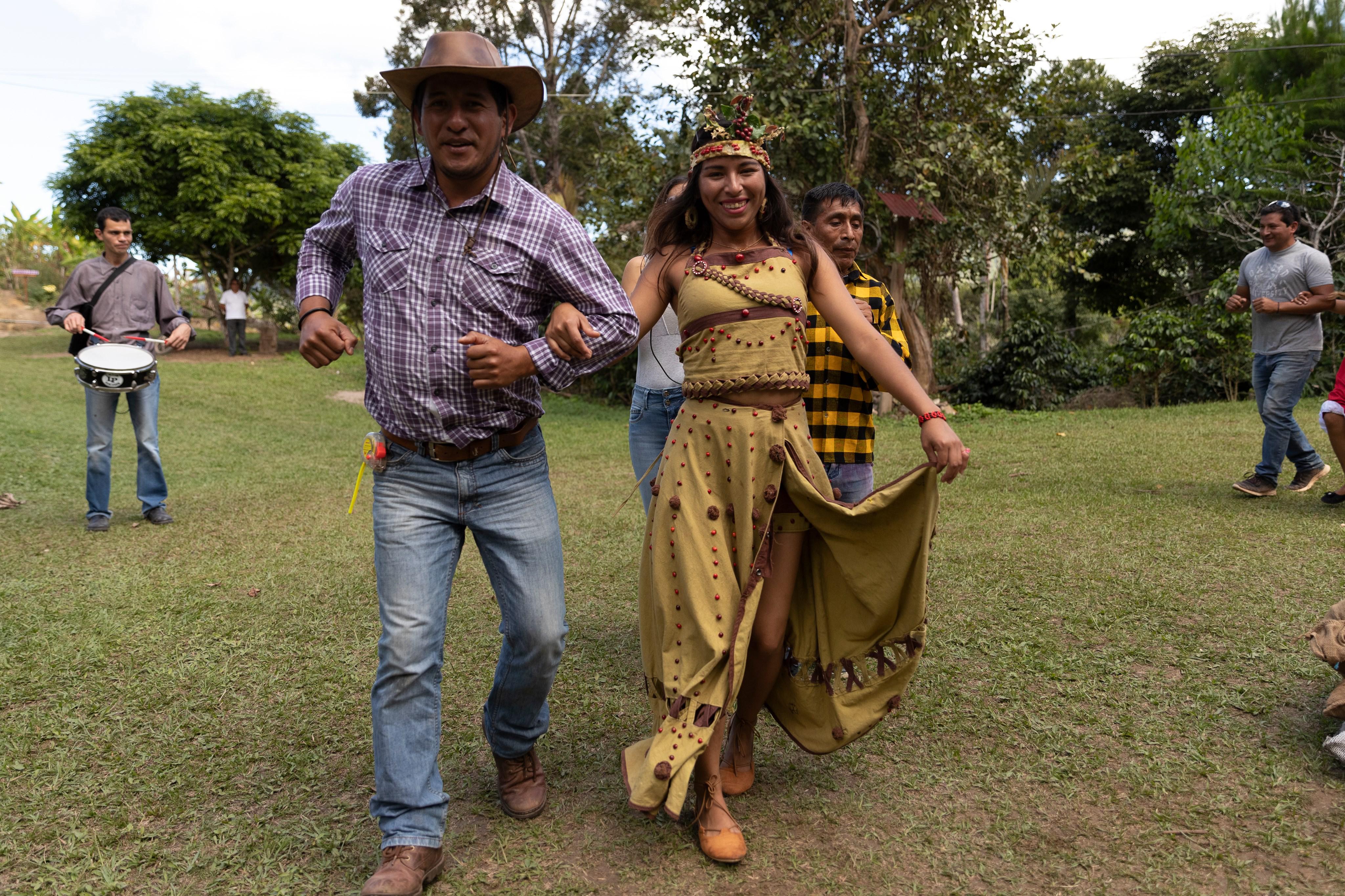 En la finca La Torre verás la danza del café. ¡Anímate a participar! (Foto: Renzo Salazar)