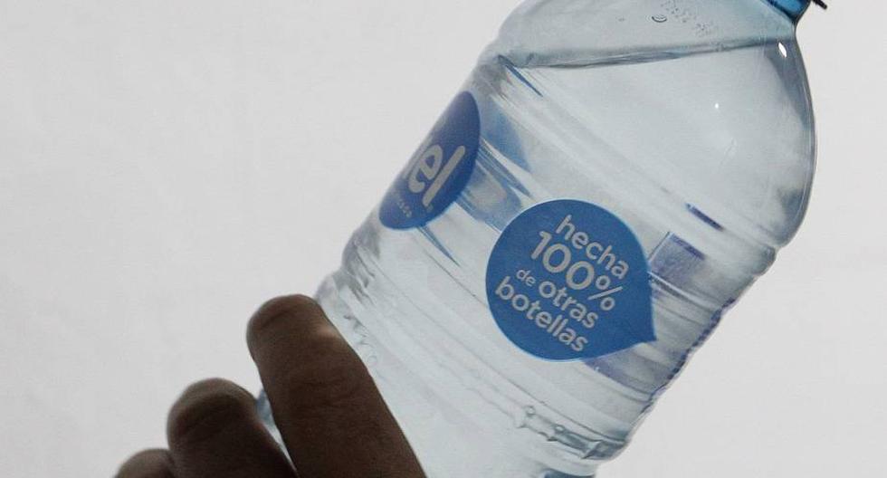 Vista este miércoles de una botella de agua hecha de materiales reciclados, en Ciudad de México. (Foto: EFE/ Mario Guzmán)