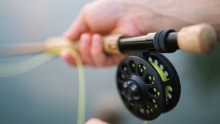 El método jamás visto de un pescador para impedir que su caña favorita se pierda durante su faena