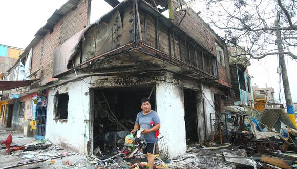 Familias cuyas casas quedaron inhabitables tras el incendio en Villa El Salvador se niegan a abandonar sus predios para optar por la reubicación 
temporal (Foto: GEC)