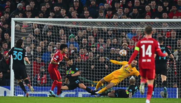 Luis Díaz no pudo anotar el empate de Liverpool ante Inter por aparición de Arturo Vidal. (Foto: AP)