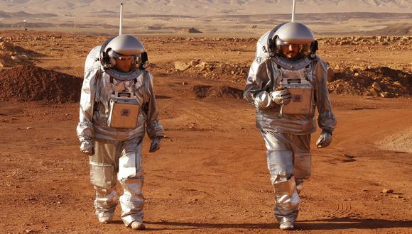 Un par de astronautas de un equipo de Europa e Israel caminan en trajes espaciales en el cráter Mitzpe Ramon. (Foto: JACK GUEZ / AFP)