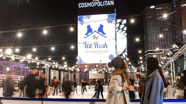 The Cosmopolitan of Las Vegas para esta fecha y por octavo año consecutivo transformará su boulevard pool en una pista de patinaje sobre hielo, ubicada en la azotea del hotel y hecha con hielo real distribuido en más de 390 metros cuadrados. (Foto: Facebook)