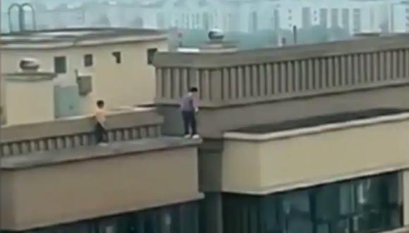 Graban a dos niños saltando entre dos edificios de 27 pisos en China. (Captura de video).