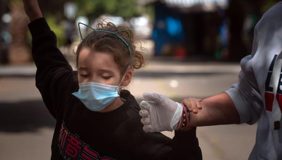 Tal y como ya ocurre en España, a partir del 18 de mayo, los niños peruanos podrán salir a la calle. Debe usar mascarilla para prevenir la propagación de la enfermedad COVID-19. (Foto: Desiree Martin / AFP)