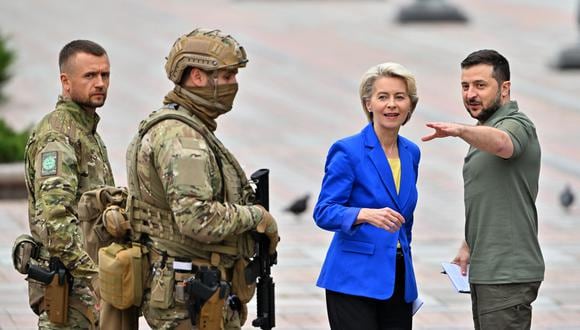 El presidente de Ucrania, Volodymyr Zelensky (derecha), habla con la presidenta de la Comisión Europea, Ursula von der Leyen, después de una conferencia de prensa posterior a sus conversaciones en Kyiv el 15 de septiembre de 2022. Foto: Serguéi SUPINSKY / AFP