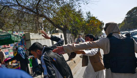 Talibanes atacando a periodista durante la manifestación. (Foto: AFP