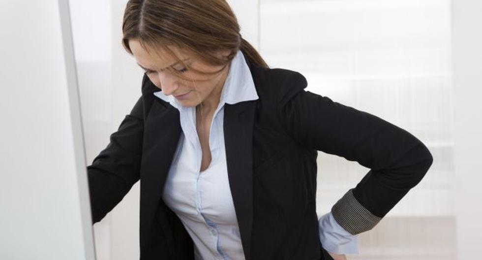 Trabajar sentado por muchas horas nos puede ocasionar dolores de espalda. (Foto: ThinkStock)