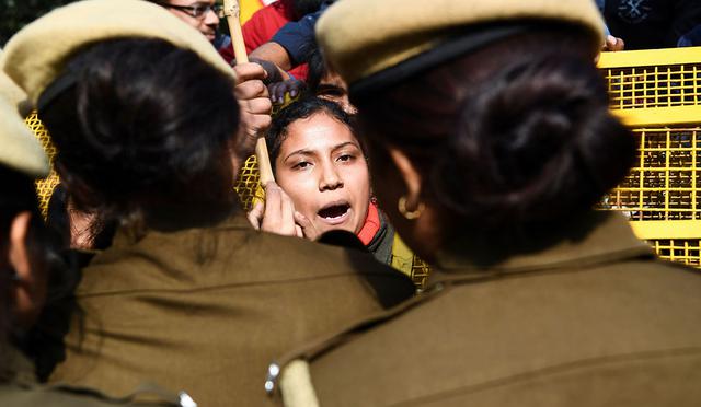 La policía bloquea a los manifestantes mientras marchan para protestar contra la presunta violación y asesinato de una médico veterinario de 27 años en Hyderabad, Nueva Delhi. (Foto: AFP)