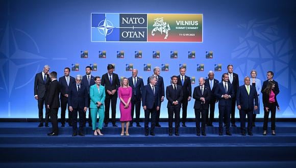 Los participantes de la Cumbre de la OTAN posan para una familia oficial en Vilnius el 11 de julio de 2023. (Foto de ANDREW CABALLERO-REYNOLDS / POOL / AFP)