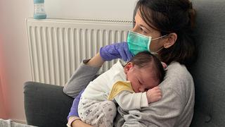 España: El drama de una mujer con coronavirus que no puede besar a su bebe recién nacido 