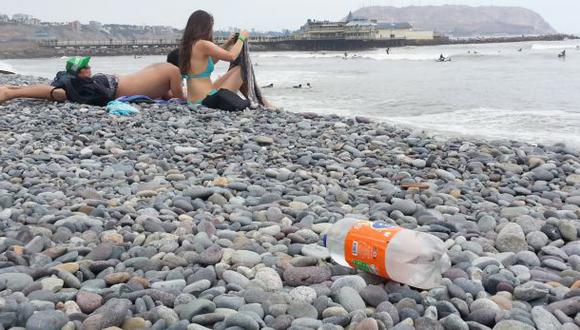 Playa Makaha: basura entre bañistas