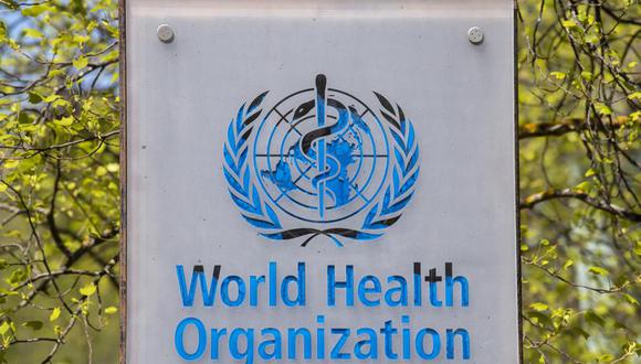 ARCHIVO _ En esta foto del 15 de abril del 2020, se ve el logo a la entrada de la sede de la Organización Mundial de Salud en Ginebra. (Martial Trezzini/Keystone via AP).