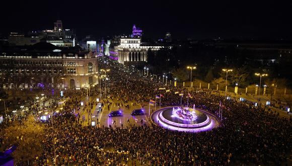 Miles se reúnen en la plaza de Cibeles durante una manifestación con motivo del Día Internacional de la Mujer en Madrid el 8 de marzo de 2023. (Foto de Pierre-Philippe Marcou / AFP)