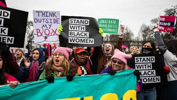 Manifestantes durante una marcha de mujeres frente a la Casa Blanca en Washington, DC, EE.UU.