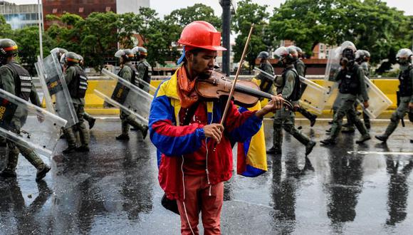Wuilly Arteaga, el violinista de las protestas, fue imputado y seguirá en la cárcel. (Foto: AFP)